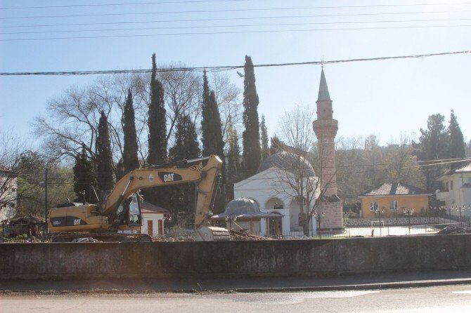 Rahime Sultan Camii’nin önündeki metruk okul yıkıldı