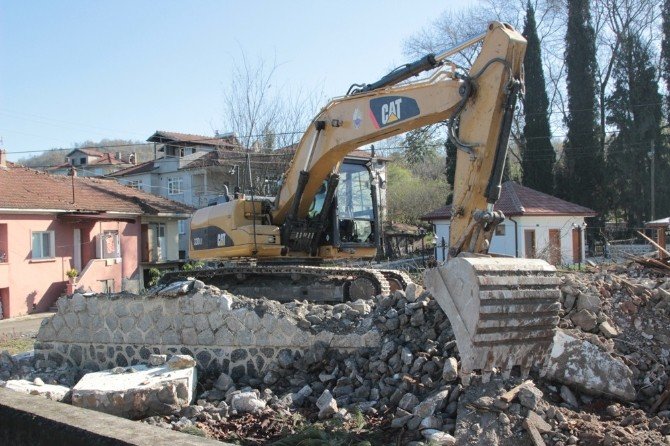 Rahime Sultan Camii’nin önündeki metruk okul yıkıldı