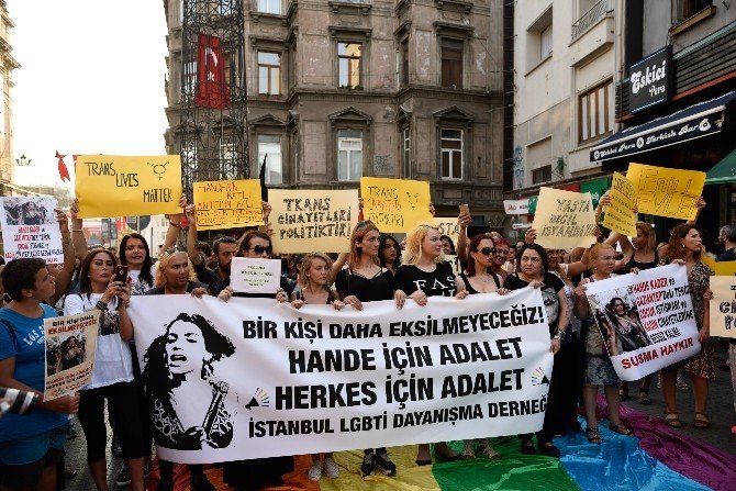 LGBTİ Derneği üyeleri Sarıyer’de cesedi bulunan Hande Kader için Beyoğlu’nda eylem yaptı