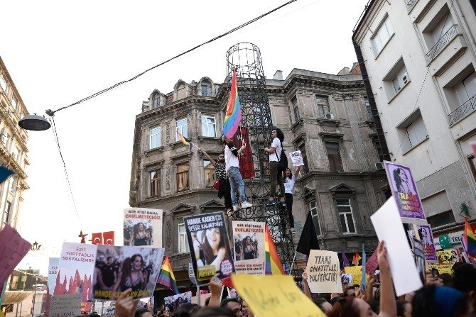 LGBTİ Derneği üyeleri Sarıyer’de cesedi bulunan Hande Kader için Beyoğlu’nda eylem yaptı