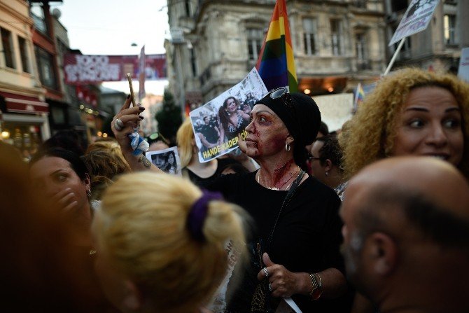 LGBTİ Derneği üyeleri Sarıyer’de cesedi bulunan Hande Kader için Beyoğlu’nda eylem yaptı