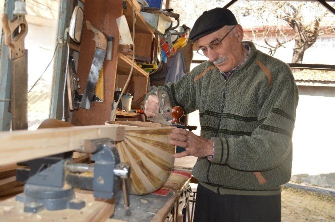 Dede-torun hem saz yapıyor, hem de çalıyor