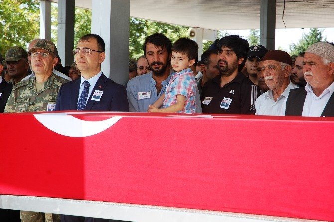 Şehit Üsteğmen gözyaşları arasında toprağa verildi