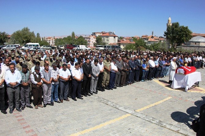 Şehit polis gözyaşlarıyla defnedildi