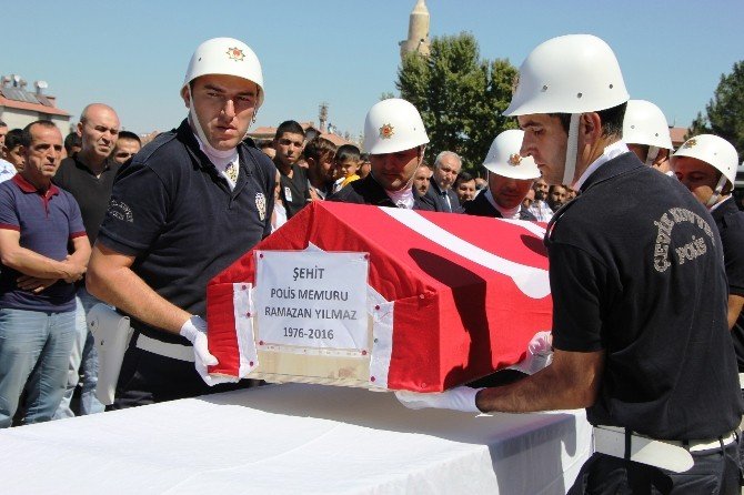 Şehit polis gözyaşlarıyla defnedildi