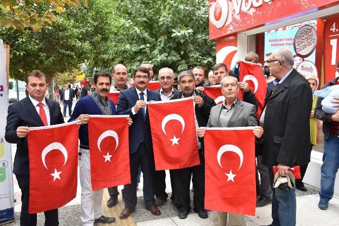 Başkan Çelik vatandaşlara Türk Bayrağı hediye etti