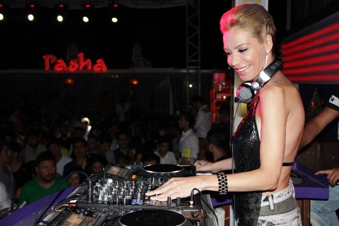 Öykü Serter kadim dostu Kemal Doğlu’nun yerine sahne aldı