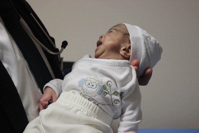 Kalp ameliyatı olan 2 kilo ağırlığındaki Suriyeli bebek hayata tutundu