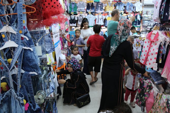 Gönül-Der, yetim çocukları giydirdi