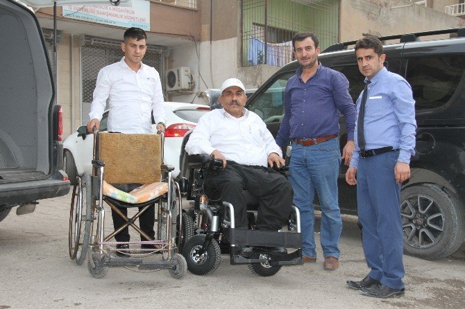 Silopi Kaymakamı Savaş Konak’tan engelli vatandaşa akülü araç