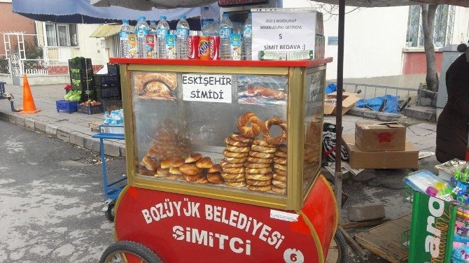 Bozüyüklü simitçiden dövizini bozdurana bedava simit