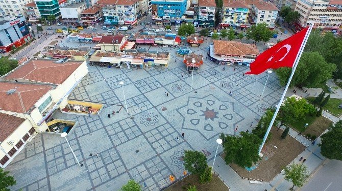 Sincan Lale Meydanı’na Dev Türk Bayrağı