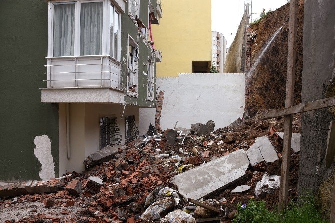 Sinop’ta Aşırı Yağış Nedeniyle İstinat Duvarı Yıkıldı