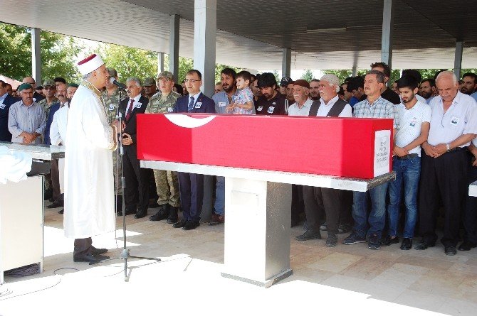 Şehit Üsteğmen gözyaşları arasında toprağa verildi