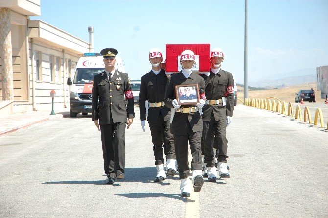 Şehit Üsteğmen gözyaşları arasında toprağa verildi