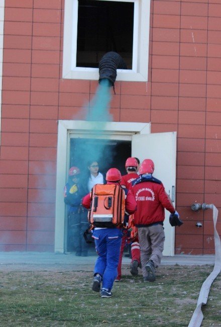 Sivas’ta deprem ve yangın tatbikatı gerçeğini aratmadı