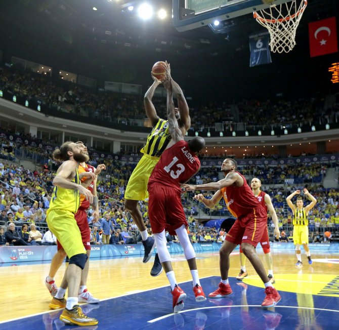 Fenerbahçe, Galatasaray Odeabank'ı 80-55 yenerek seriyi 2-0 yaptı