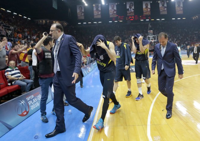 Galatasaray Odeabank-Fenerbahçe maçında olaylar çıktı