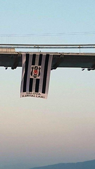 Beşiktaş Bayrağı Osmangazi Köprüsü’nde
