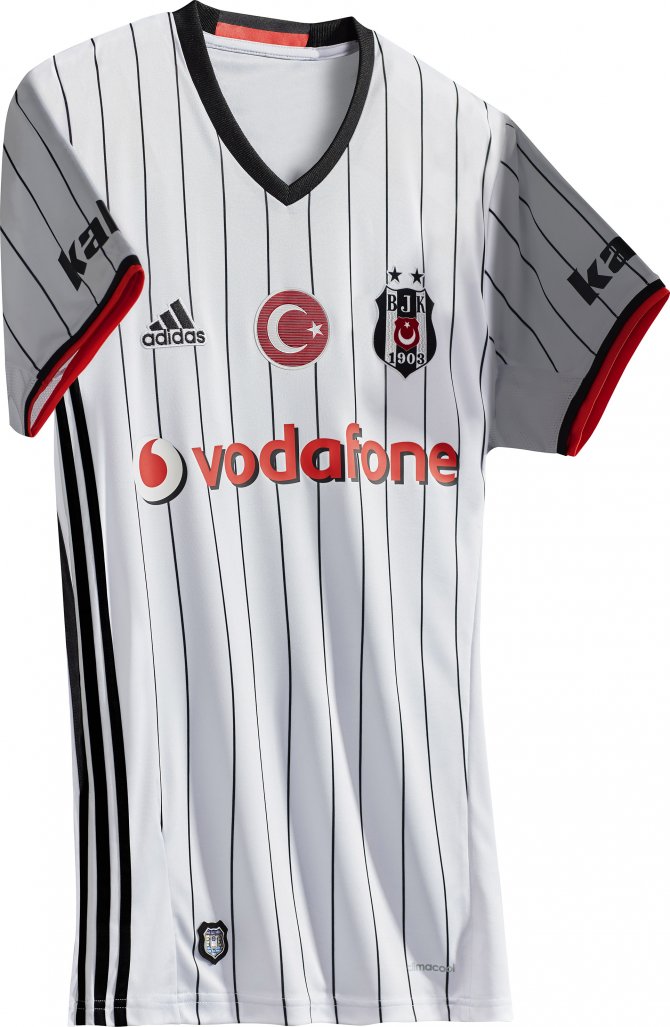 Beşiktaş’ın yeni sezon formaları taraftarla buluşuyor