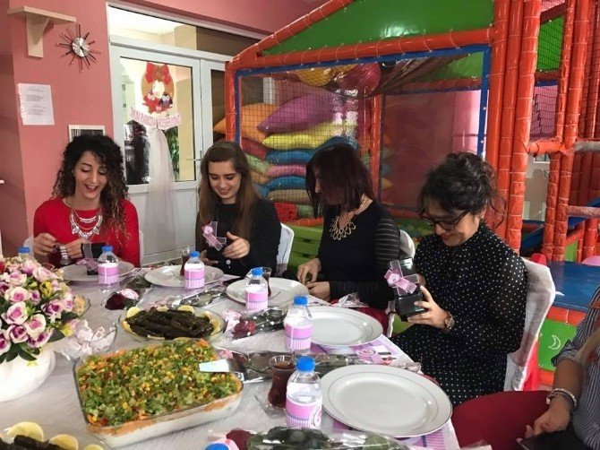 Düzce Şükran Öney Anaokulunda öğretmenlere özel kutlama