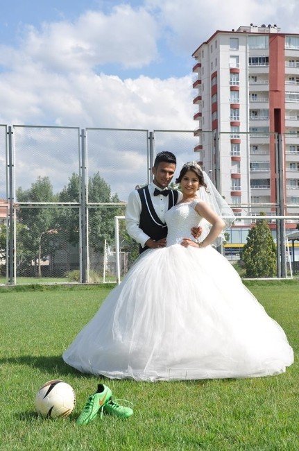 Gelin kalede, arkadaşlar barajda, damat frikik başında