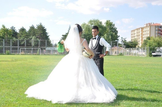 Gelin kalede, arkadaşlar barajda, damat frikik başında