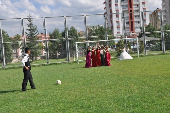 Gelin kalede, arkadaşlar barajda, damat frikik başında