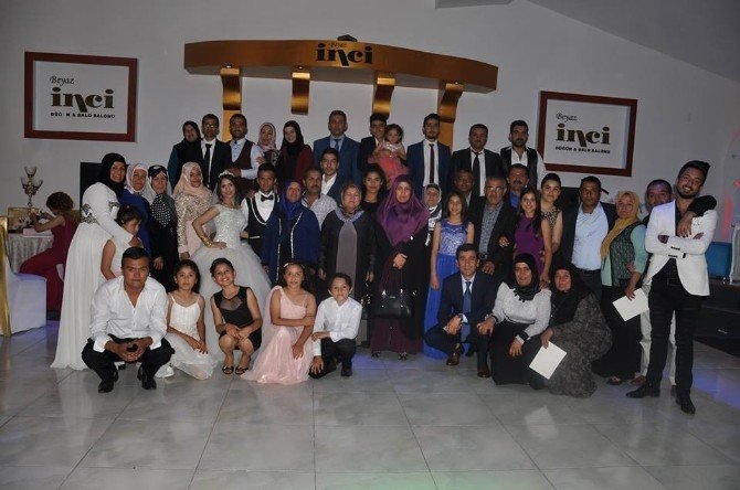 Gelin kalede, arkadaşlar barajda, damat frikik başında