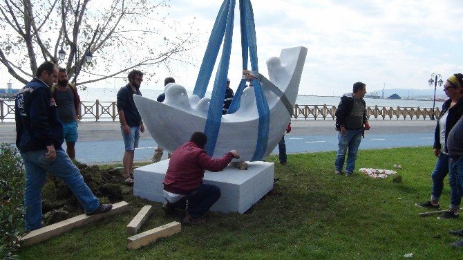 ’Suriyelilerin acıları’nı anlatan heykel, Tekirdağ’ın merkezinde