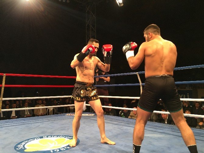 Kick Boks’un yıldızları Sultanbeyli’de ringe çıktı