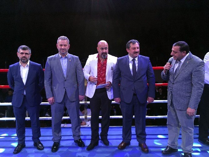 Kick Boks’un yıldızları Sultanbeyli’de ringe çıktı