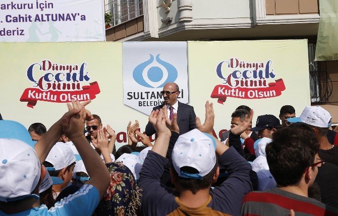 Sultangazi’de Suriyeli çocuklar barış için beyaz güvercin uçurdu