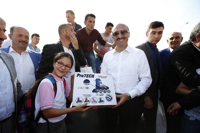 Sultangazi’de Suriyeli çocuklar barış için beyaz güvercin uçurdu