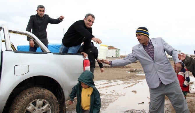 - Suriye Türkmenlerinin çamur içindeki çadırlarda yaşam mücadelesi