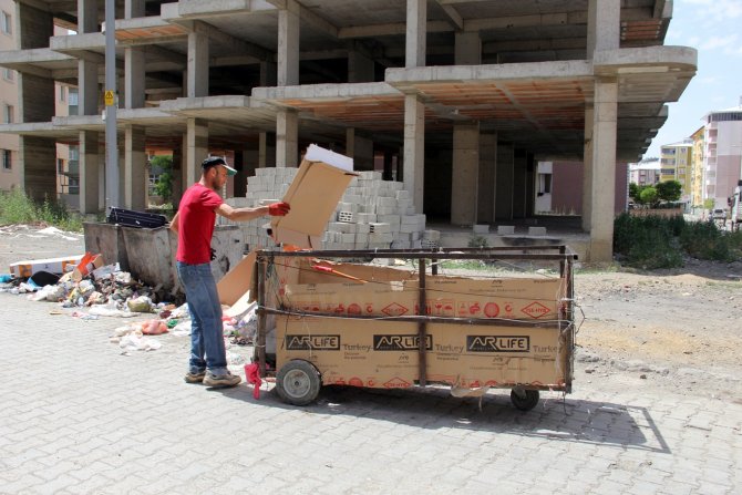 Suriyeli aile, kağıt toplayarak geçimini sağlıyor