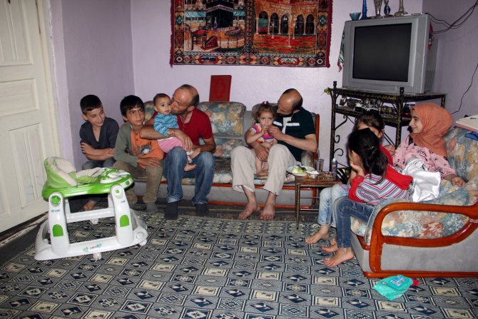 Suriyeli aile, kağıt toplayarak geçimini sağlıyor