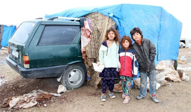 - Suriye Türkmenlerinin çamur içindeki çadırlarda yaşam mücadelesi