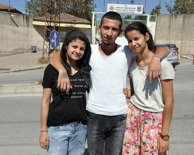 Gebze Kadın Kapalı Cezaevi önünde tahliye bekleyişi başladı