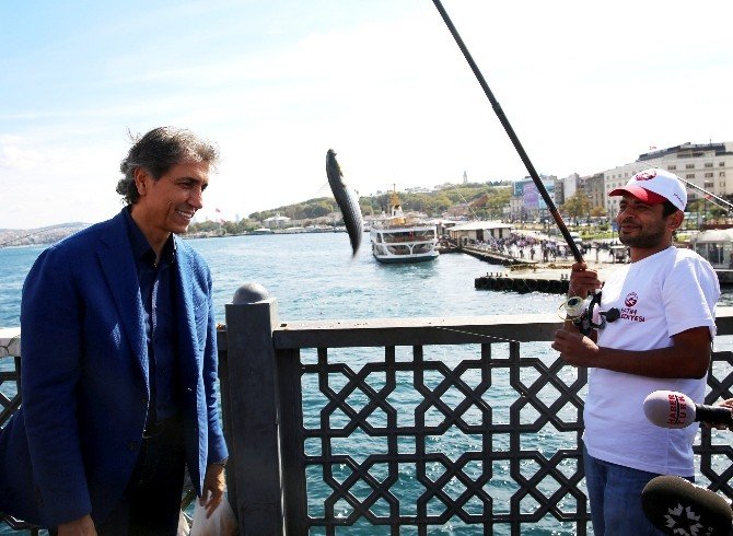 Galata Köprüsü’nde balık tutma yarışı renkli görüntülere sahne oldu