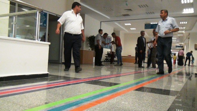 Dev hastanede kaybolan hastalar bu şeritlerle yönlerini buluyor