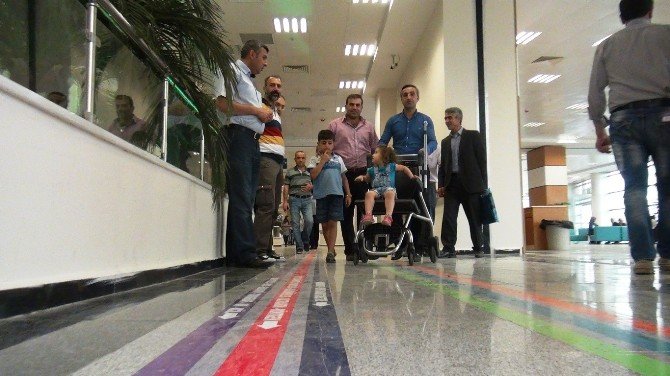 Dev hastanede kaybolan hastalar bu şeritlerle yönlerini buluyor