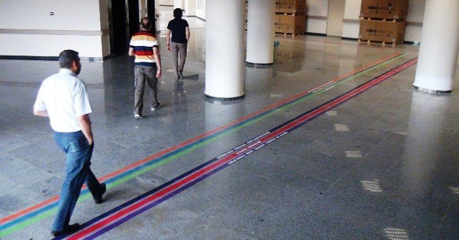 Dev hastanede kaybolan hastalar bu şeritlerle yönlerini buluyor