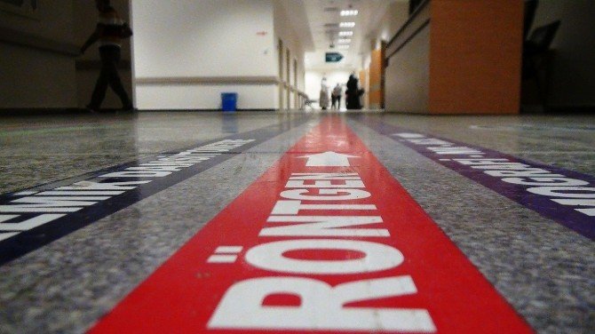 Dev hastanede kaybolan hastalar bu şeritlerle yönlerini buluyor