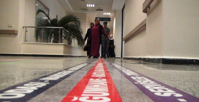 Dev hastanede kaybolan hastalar bu şeritlerle yönlerini buluyor