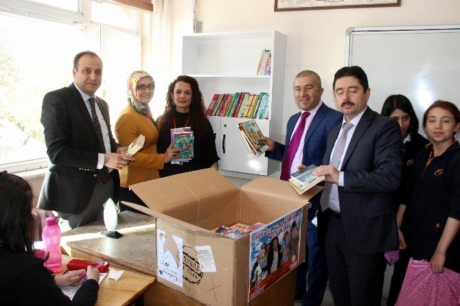 Özel Tekden Ortaokulu’ndan kardeş Rauf Denktaş Ortaokulu’na 4 bin kitap hediye