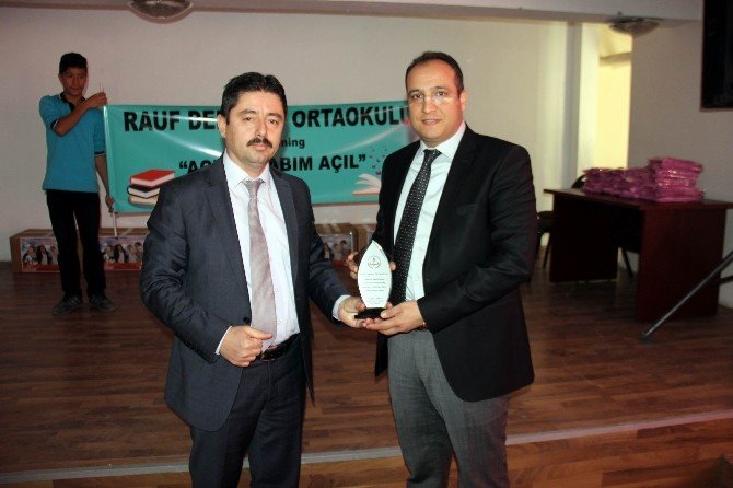 Özel Tekden Ortaokulu’ndan kardeş Rauf Denktaş Ortaokulu’na 4 bin kitap hediye