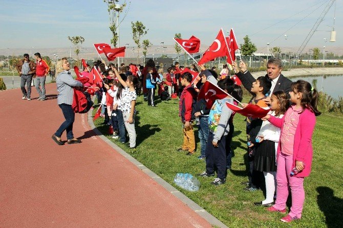 Küçük öğrencilerden ’Atatürk’ün İzinde Cumhuriyet’ Koşusu