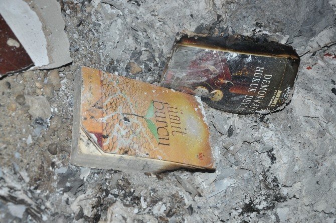FETÖ’nün yüzlerce kitabı ormanlık alanda ateşe verildi