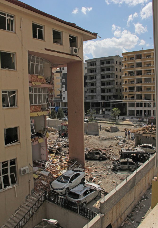 Midyat’ta terör saldırısı: 2 polis şehit, 2 vatandaş hayatını kaybetti